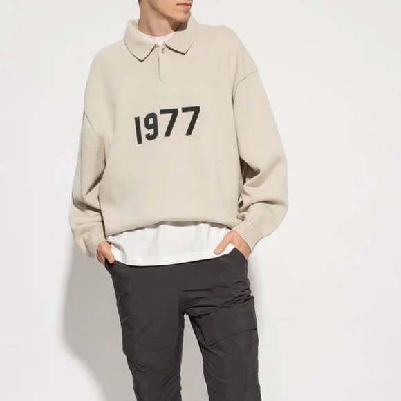 トップス FOG ESSENTIALS 1977 KNIT LOGO LS POLO FOG ESSENTIALS（エフオージーエッセンシャルズ）の「FOG